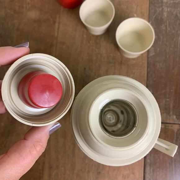 Vintage THERMOS 2402 1 Quart Insulated Vacuum Bottle with 2 Cups - Picture 6 of 7